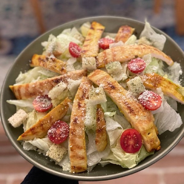 سالاد سزار با مرغ گریل